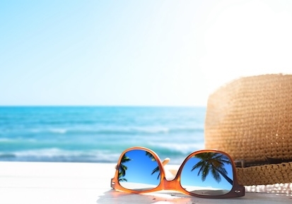 summer tropical beach background; glasses and palm tree reflex